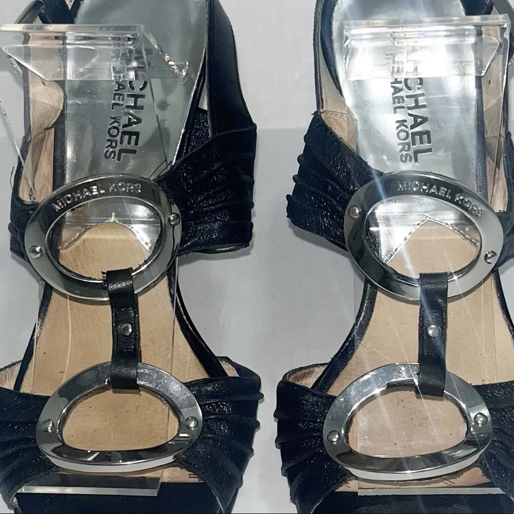 Michael KORS black leather heels size 6/5 Wide - Picture 3 of 5